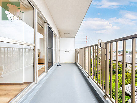 開放的な空が広がり爽やかな風を感じられるゆとりある心地よい屋外空間