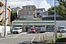周辺：ファミリーマート　茨木南春日丘店（550m）