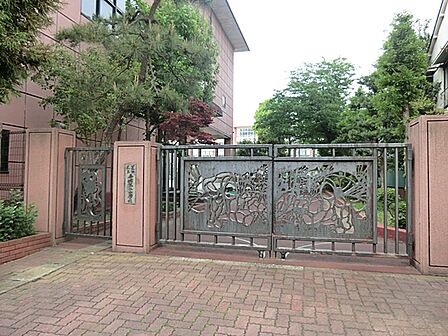 挨拶がこの学校の伝統であり、学校では皆挨拶の習慣がついている。先生や先輩後輩と仲がいいところがいい所だと思う。イベント、特にクラス一致団結できるイベントが多くみんな仲がいいです。