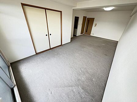 室内にたっぷりと光が差し込む、快適なリビングです。