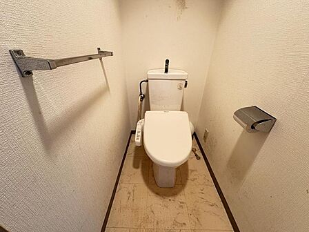 収納付きで、トイレットペーパーや掃除道具もすっきり収納できます。