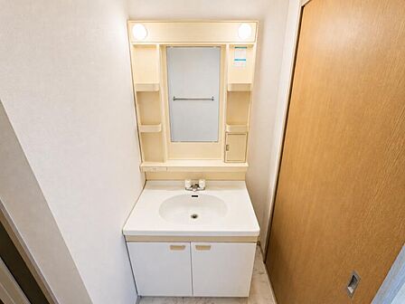 大きな鏡付きの洗面台で、身支度がしやすい設計です。