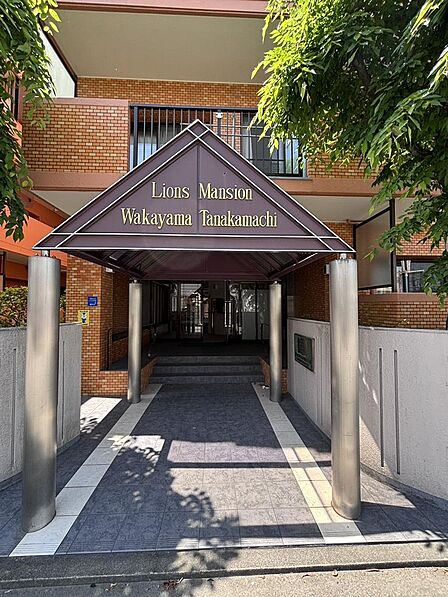 清潔感のあるエントランス。日勤管理・全部委託で管理体制が整った、安心して暮らせるマンションです。