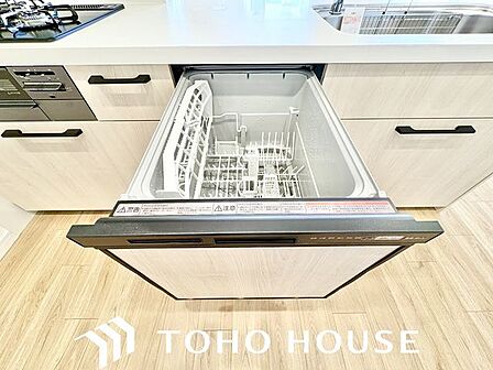 ビルトイン食洗機は作業台が広く使え、見た目もスッキリ。節水や節電も充実して家事の手助けをしてくれます。