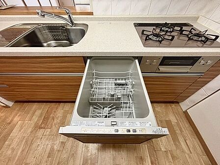 ビルトイン食洗機は作業台が広く使え、見た目もスッキリ。節水や節電も充実して家事の手助けをしてくれます。