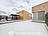 バルコニー：くつろぎの空間を演出するルーフバルコニー。周りに高い建物がないのでプライベート空間を保てます。