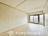 リビング/ダイニング：太陽の恵みを一気に受けた明るくあたたかいお住まい。吹きぬける風を感じながら爽やかで風通しの良い暮らし。