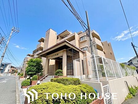 爽やかな青空の下に贅沢なほどに降り注ぐ陽光、豊かな居住性。クオリティが見事に調和した住空間。（空の加工を生成AIで行っています。）