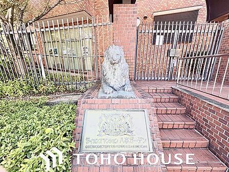 存在感のあるマンション名プレートは、落ち着きのある温かな空間を演出します。家族が笑顔になれる住まいへ。