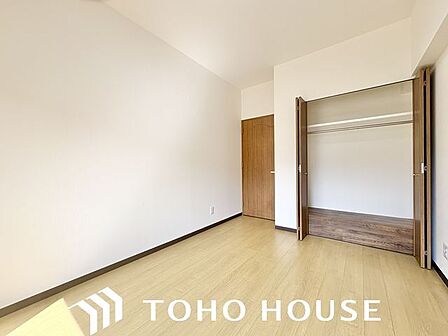充分な収納スペースを確保。居室内に余計な家具を置く必要がないので、シンプルですっきりとした暮らし。