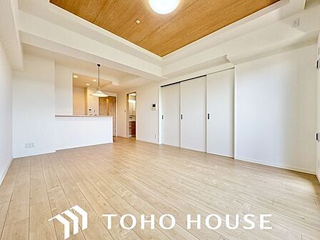 家族の温かさと陽光の暖かさ、楽しい毎日と明るい未来を予感させる「空間が織り成すひとつ先の住み心地」
