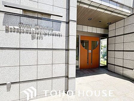 スタイリッシュなマンション名プレートは上質な住空間へ導きます。訪れるたび帰るたびに優しくおもてなし。