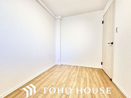 住まう方自身でカスタマイズして頂けるように「シンプル」にデザインされた室内。