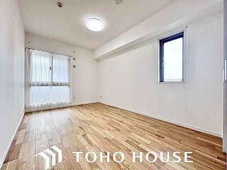朝日が差し込む開放感のある窓、早起きが楽しみになります。