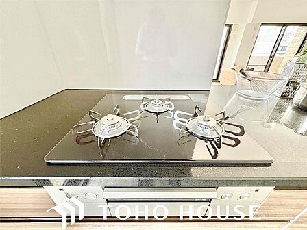 忙しいときでも一度にたくさんの料理が作れる3口コンロ。使い勝手の良さを考えました。