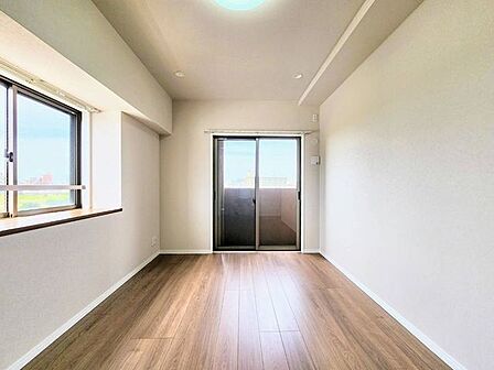 光を取り込みやすい2面採光のお部屋。時を忘れて過ごす空間。