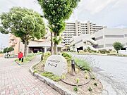 豊かな住環境に恵まれた大規模レジデンス。明るさとぬくもりを感じる、落ち着いた佇まい。