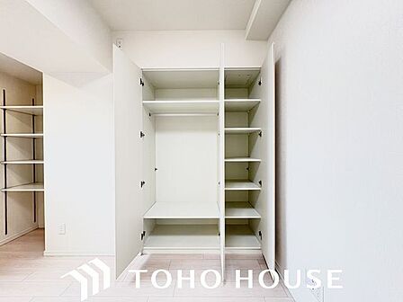 無駄を省き有効に活用した収納スペース。細々したモノを片付けられて便利です。