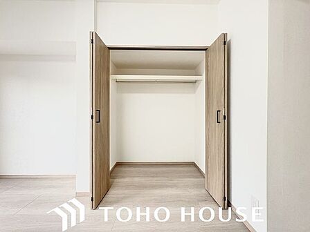 充分な収納スペースを確保。居室内に余計な家具を置く必要がないので、シンプルですっきりとした暮らし。
