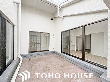 リビングからテラスへ。気持ち良い晴天の日はテーブルとイスを出して気分転換はいかがでしょうか。