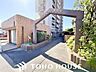 エントランス：スタイリッシュなマンション名プレートは上質な住空間へ導きます。訪れるたび帰るたびに優しくおもてなし。