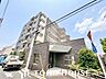 外観：爽やかな青空の下に贅沢なほどに降り注ぐ陽光、豊かな居住性。クオリティが見事に調和した住空間。（空の加工を生成AIで行っています。）