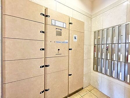 宅配ボックス有。お仕事やお出かけで荷物が受け取れない時も大変便利です。