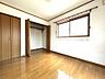 洋室：2面採光で明るい光が差し込む洋室です。クローゼット付きでお部屋を広く使えます。2階の3部屋はすべて独立した配置のため、子供部屋やテレワーク部屋にも最適です。