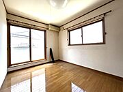 2面採光で陽当たり・風通しともに良好！奥には奥行きのあるクローゼットが備わっており、お洋服や大きめの荷物もすっきりと片付きます。