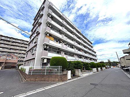 新耐震基準・鉄筋コンクリート造地上7階建のスタイリッシュな外観。植栽が綺麗に整えられたアプローチや、日勤管理による綺麗な共用部など管理体制も良好です。