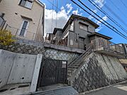 地上部分に門扉があるので、玄関まで知らない人が入ってきにくく、安心ですね。