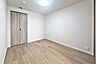 リビング/ダイニング：（洋室） リビング横にはもう1つお部屋が！風通し良い二面採光！
