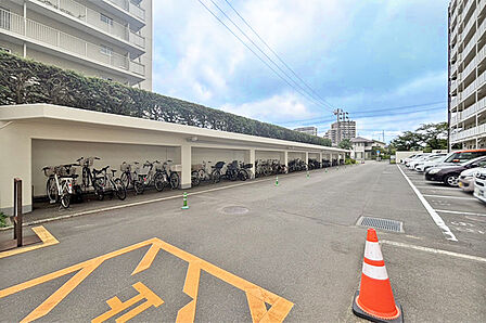 (駐輪場・駐車場)敷地内に平面の駐車場を完備!