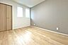 リビング/ダイニング：（洋室） ウォークインクローゼットを完備、アクセントクロスを基調としたオシャレ洋室♪