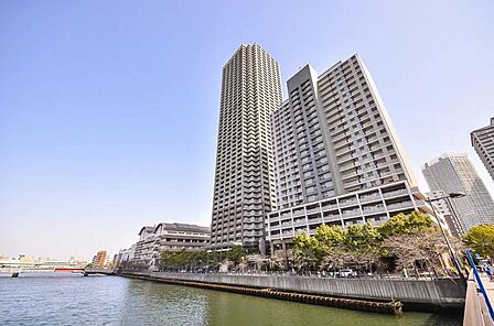外観 朝潮運河沿いに佇む地上50階建てタワーマンション