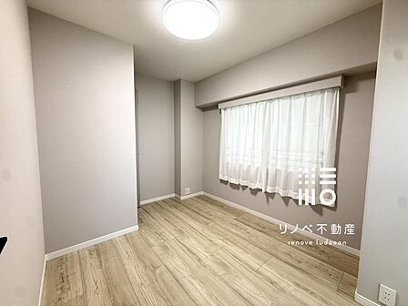 【洋室】壁紙は人気のくすみグレーで統一されており、落ち着く空間に仕上がっています。