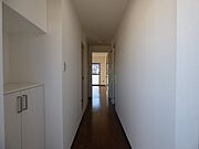 玄関から室内を見る