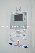 来訪者を確認出来るモニター付きのインターホンで安心。