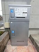 不在時のお荷物も受け取れる宅配ボックス付です。