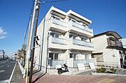 平塚駅徒歩12分。買い物便利な環境です。