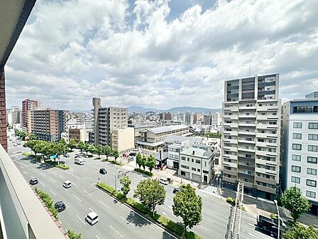 堀川通に面するバルコニーは眺めも良好です♪日当たり良好でバルコニーに出るだけでリラックスできます(^O^)／