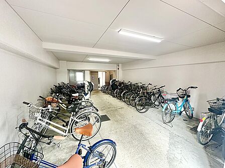綺麗に整頓されている屋内駐輪場です♪出し入れもしやすく、大切な自転車が雨にさらされる心配もございません☆
