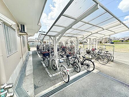 駐輪場も敷地内で、綺麗に並べられています♪屋根もあるので、大切な自転車が雨の日などで汚れる心配や錆びてしまう心配もありません!