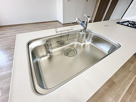 浄水器一体型水栓付きの広々シンクは家事がしやすく、ストレスフリーです♪ウォーターサーバー不要で、お手入れもラクラクです(^^)/