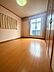洋室：南向きの大きな窓から陽光が差し込むお部屋です。気持ちの良い朝日を浴びて、目覚めの良い健康的な朝を迎えられそう。 