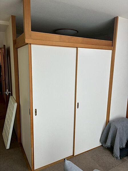 一先ず此方にかたずけ襖を閉めれば目隠しにもなる優れたお部屋