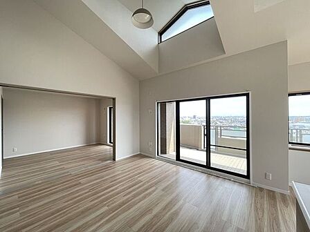 ◇リビング◇圧倒的な空間量が生む暮らしのゆとり、柔らかな陽光は暮らしをより豊かなものにしますね。一日中家に居ても飽きることなく過ごすことができる素敵な空間です。