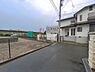 外観：前面道路を含めた現地写真です。