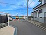 外観：前面道路を含めた現地写真です。
