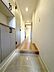 玄関：綺麗で明るい玄関でお客様をお迎えいただけます。